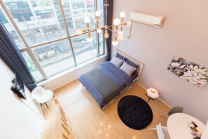 Decoración personalizada, muebles diferentes, escritorio y wifi gratis