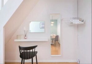 ห้องพักตกแต่งอย่างมีเอกลักษณ์, ตกแต่งพิเศษโดยเฉพาะ, โต๊ะทำง  าน, Wi-Fi ฟรี