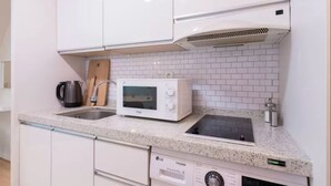 Fridge, microwave, stovetop, rice cooker - Lovely House Hongdae (Seoul)