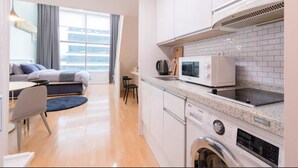 Fridge, microwave, stovetop, rice cooker - Lovely House Hongdae (Seoul)
