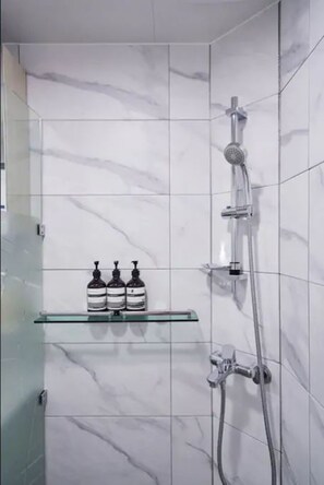 Shower, free toiletries, hair dryer, towels - Lovely House Hongdae (Seoul)