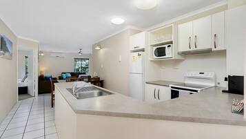 Apartemen Standar, 2 kamar tidur | Dapur pribadi | Lemari es besar, microwave, oven, dan kompor