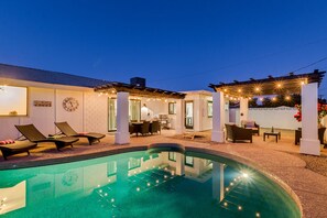 Alberca al aire libre y alberca climatizada