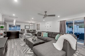 Una Smart TV, un futbolín, una mesa de tenis de mesa