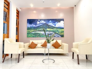 Lobby lounge - Casa Bicolandia Suites (Daraga)