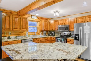 Kylskåp, mikrovågsugn, ugn och spishäll