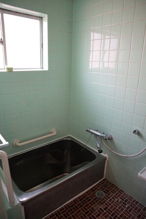 Huis (Private Vacation Home) | Badkamer | Een aparte badkuip en douche, een diep bad, gratis toiletartikelen