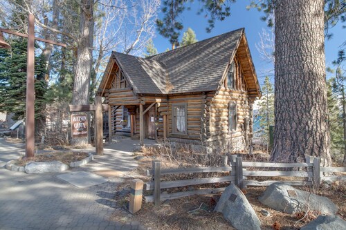 Charming condo with mountain views, less than mile from Alpine Meadows