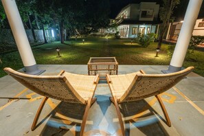 Chambre, 2 chambres (Travancore) | Aire de séjour | Téléviseur à écran plat de 40 po avec télévision par câble, téléviseur