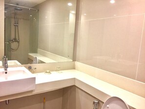 Shower, towels, toilet paper - Luxurious 3 bedroom apartment, 19th floor, Rajagiriya, Colombo, SriLanka (Rajagiriya, Colombo)