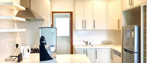 Geladeira, micro-ondas, fogão, cooktop