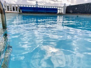 Utendørsbasseng, et oppvarmet basseng og solsenger