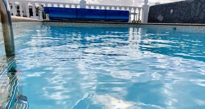 Villa de lujo de 2 dormitorios con piscina climatizada y vistas al mar.