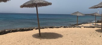 Luxe 2 bed villa met verwarmd zwembad en uitzicht op zee