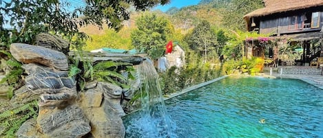 Una piscina al aire libre