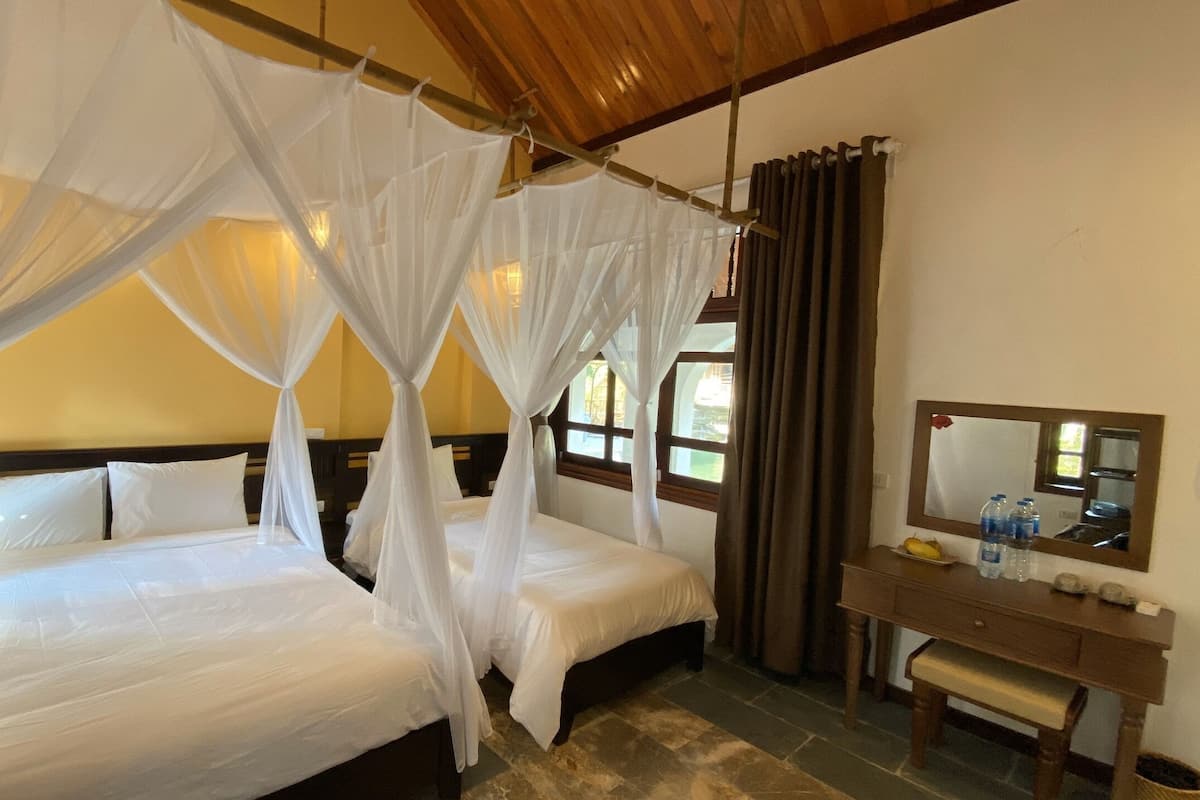 Deluxe Rustic Triple Room | Bàn, khu vực làm việc phù hợp cho laptop, màn/rèm cản sáng 