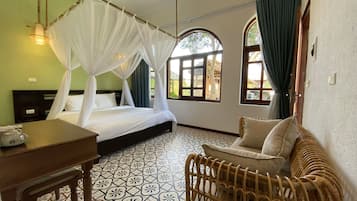 Habitación Deluxe con 2 camas individuales (Rustic) | Mobiliario individual, escritorio, espacio para trabajar con un portátil