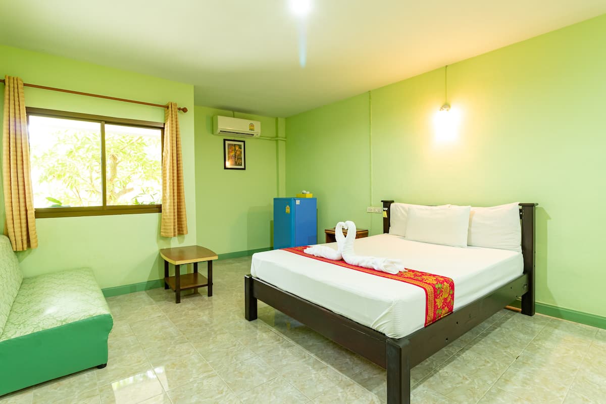 1 bedroom, blackout curtains, free WiFi, bed sheets