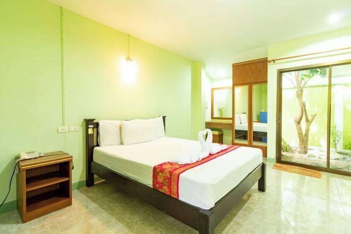 Blackout drapes, WiFi (free), bed sheets