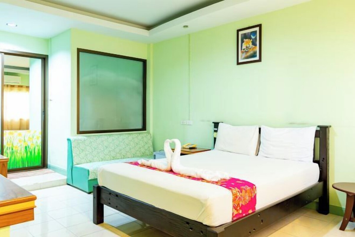 Blackout curtains, free WiFi, bed sheets