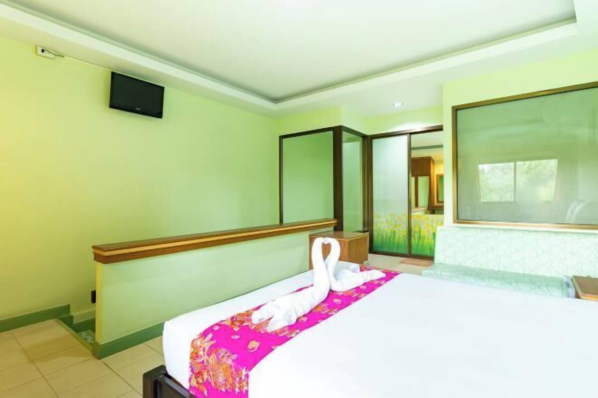 Blackout drapes, WiFi (free), bed sheets