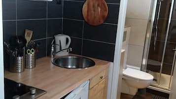 Réfrigérateur, micro-ondes, plaque de cuisson, lave-vaisselle