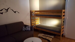 1 bedroom, bed sheets