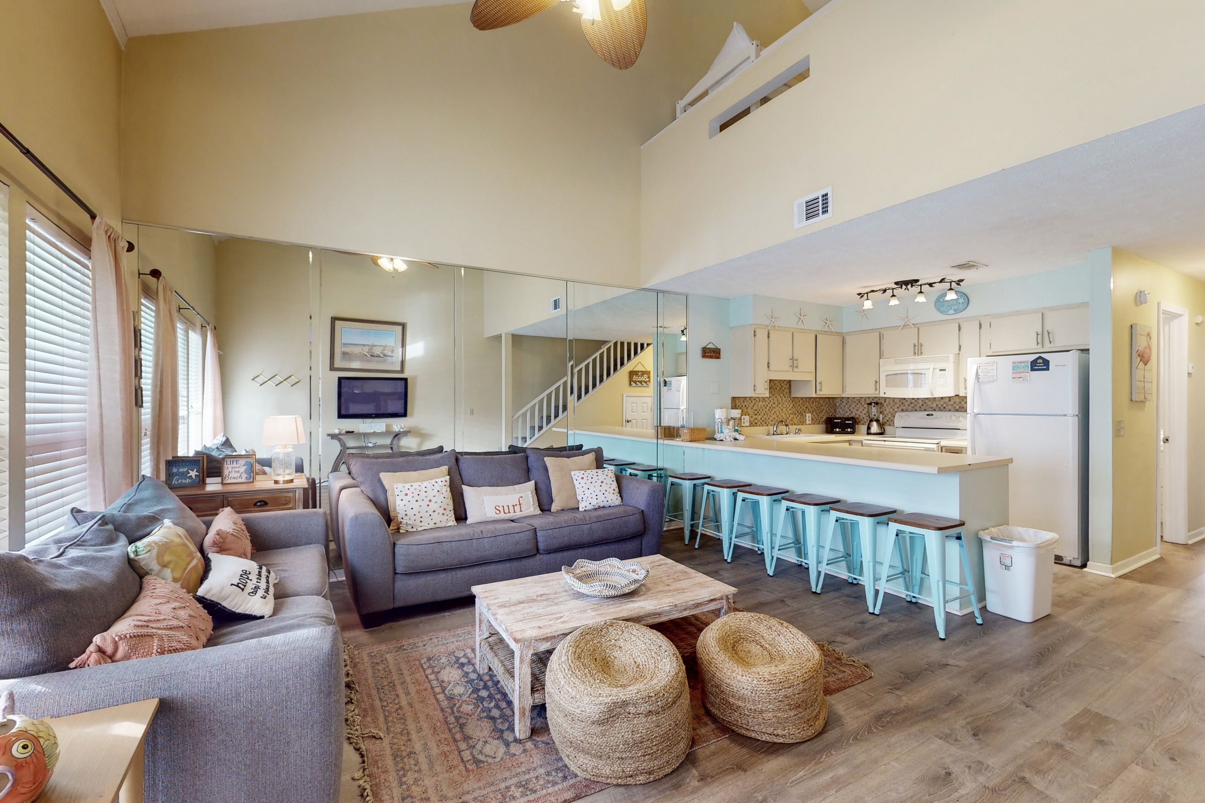 Inviting condo w/beach views and access and shared pool - snowbird-friendly