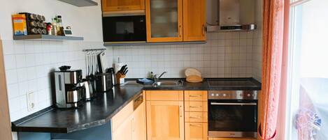 Kühlschrank, Mikrowelle, Ofen, Geschirrspüler