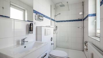 Douche, sèche-cheveux, serviettes fournies, savon