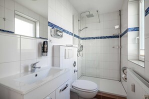 Ducha, secador de pelo, toallas, jabón