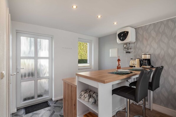 Kühlschrank, Wasserkocher mit Kaffee-/Teezubehör, Wasserkocher, Toaster