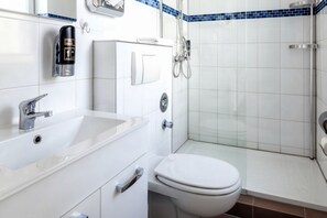 Douche, sèche-cheveux, serviettes fournies, savon
