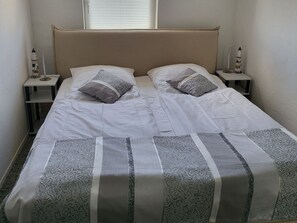 1 bedroom, travel cot, WiFi, bed sheets