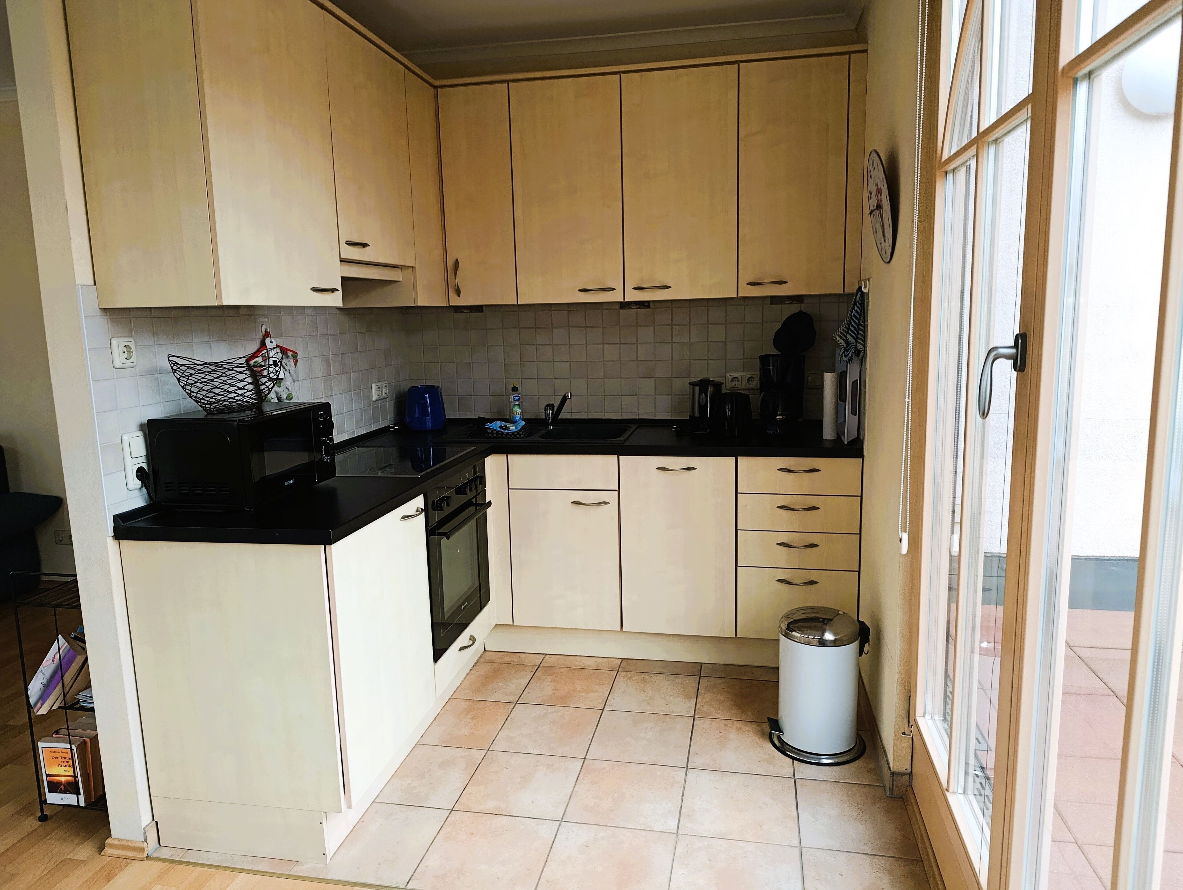 Kühlschrank, Mikrowelle, Wasserkocher mit Kaffee-/Teezubehör