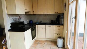 Kühlschrank, Mikrowelle, Wasserkocher mit Kaffee-/Teezubehör