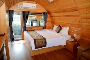 Deluxe Double Room | Minibar, desk, laptop workspace, blackout drapes - Doan Gia resort (Bo Trach)