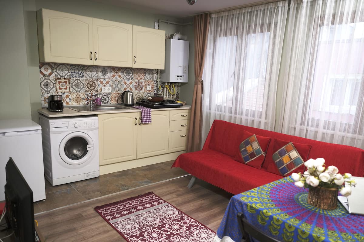 Comfort appartement, 1 tweepersoonsbed met slaapbank, keuken | Woonkamer | Een lcd-televisie