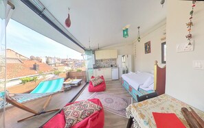 Loft Romantique, 1 lit double, terrasse, vue ville | Coin séjour