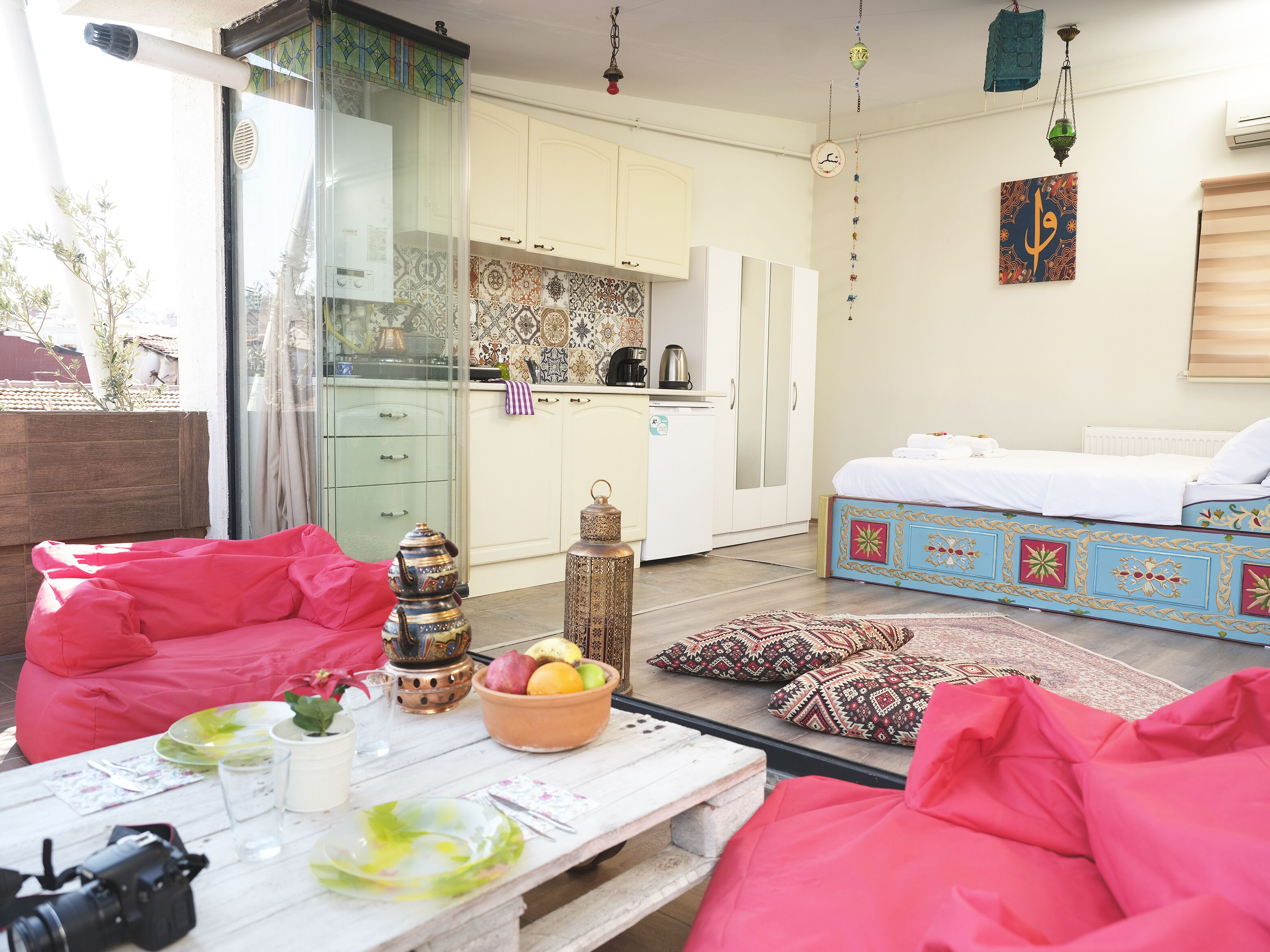 浪漫樓中樓客房, 1 張標準雙人床, 露台, 城市景 | 客廳 | LCD 電視