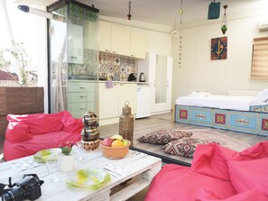 Loft Romantique, 1 lit double, terrasse, vue ville | Coin séjour | Télévision LCD