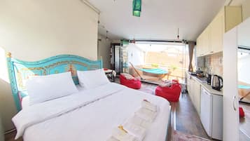 1 habitación, decoración personalizada, muebles diferentes y escritorio