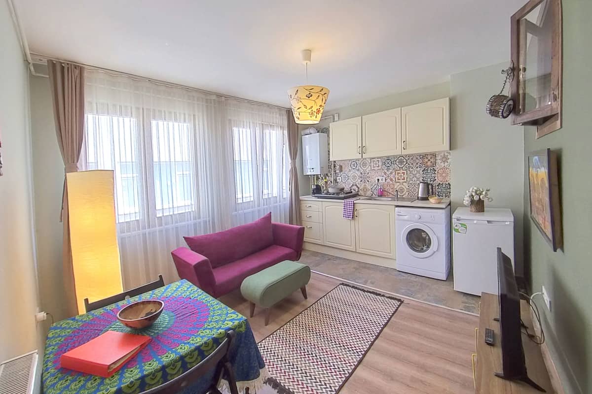 Design appartement, 1 tweepersoonsbed, keuken | Woonruimte | Een lcd-televisie