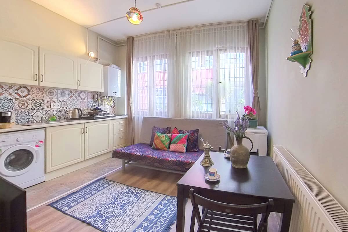 Comfort appartement, 1 tweepersoonsbed met slaapbank, keuken, op benedenverdieping | Woonruimte | Een lcd-televisie