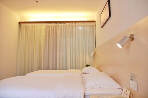 Habitación Grand con 2 camas individuales | Cortinas opacas, wifi gratis, ropa de cama