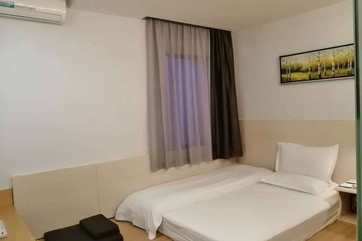 Signature Room | Blackout curtains, free WiFi, bed sheets
