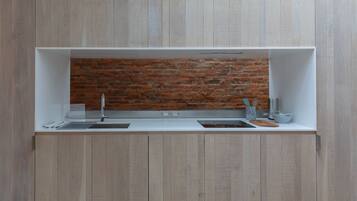 Een koelkast, een microgolfoven, een oven, een kookplaat