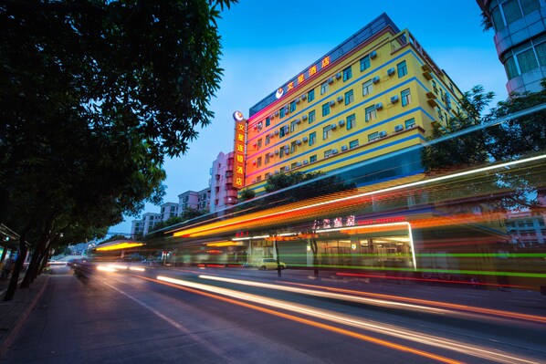 Fachada de la propiedad por la tarde o noche