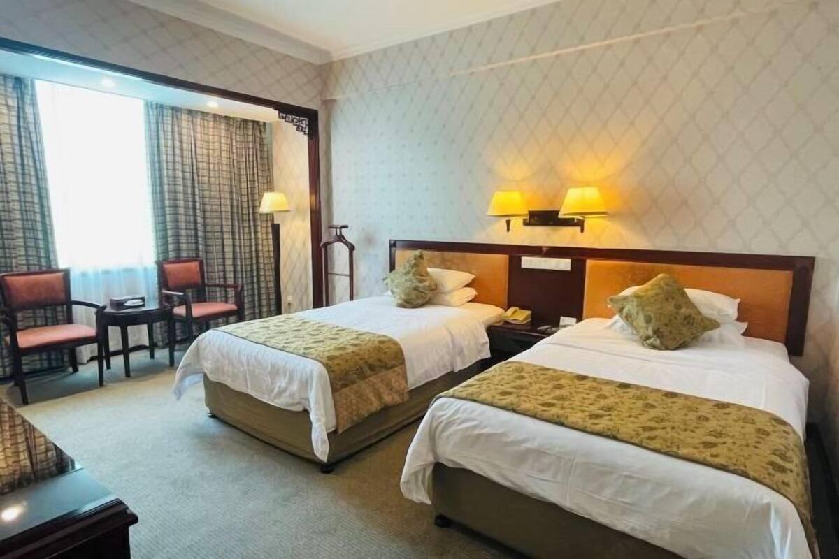 Cortinas opacas, wifi gratis, ropa de cama