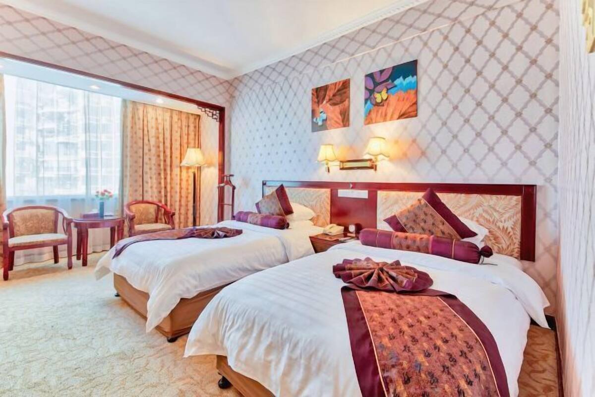 Cortinas opacas, wifi gratis, ropa de cama